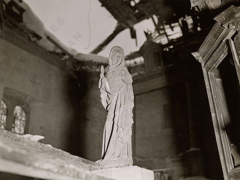 Estatua de la Virgen María en la iglesia belga de Geize tras la Batalla de las Ardenas, 1945