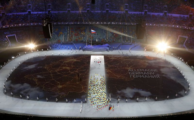 Un mapa de Alemania se proyecta sobre el suelo del estadio durante la ceremonia de inauguración de los Juegos de Sochi.