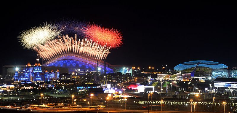 Los fuegos artificiales y los juegos de luces han protagonizado la ceremonia.