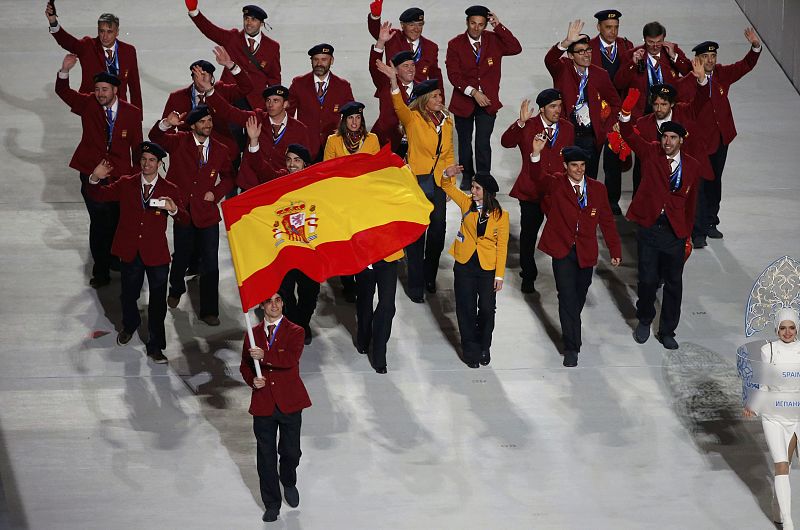 El abanderado español, Javier Fernández, lidera al equipo español durante el desfile.