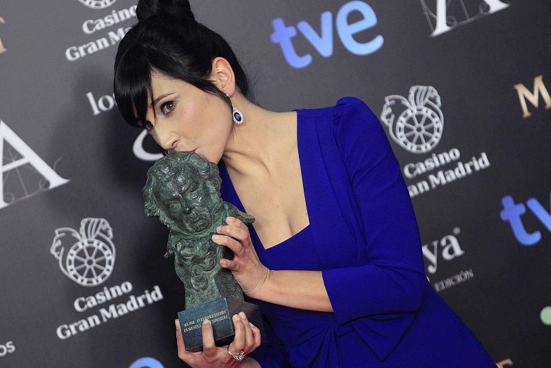 Marian Álvarez besa su premio en el backstage de la gala de los Goya 2014.