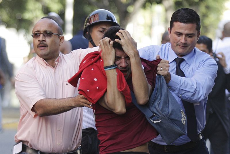Un manifestante es detenido por policías de paisano durante la marcha en contra del Gobierno en Caracas.
