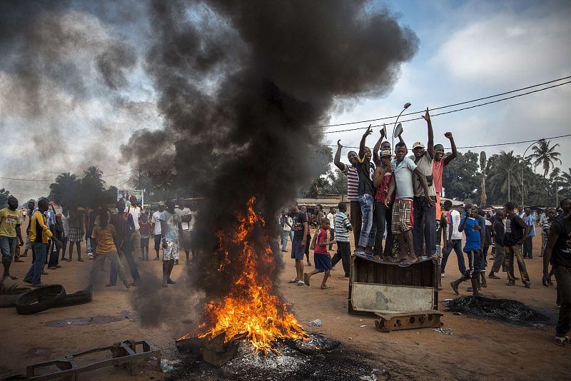 Fotografía de William Daniels, segundo premio en repottajes sobre noticias generales. Disturbios en Bangui, República Centroafricana.