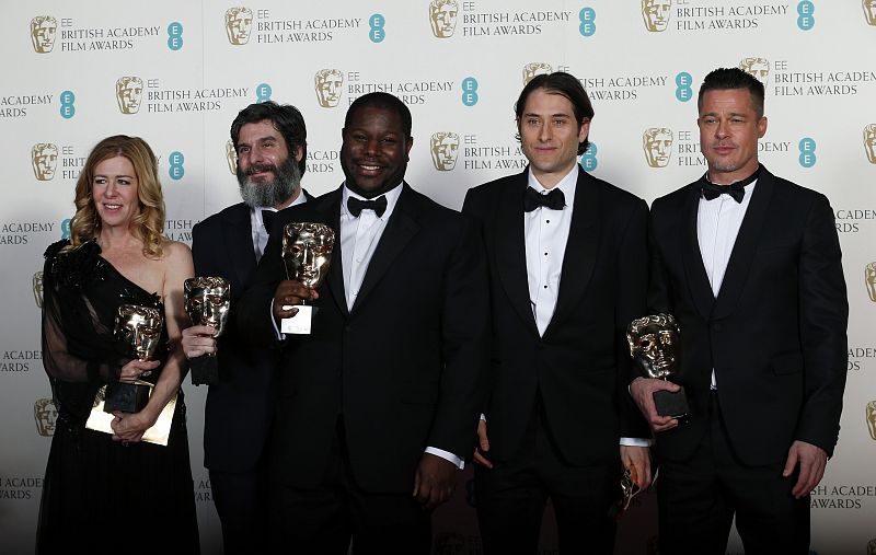 El director londinense Steve McQueen celebra junto a Dede Gardner, Anthony Katagas, Jeremy Kleiner y Brad Pitt su premio a mejor película por '12 años de esclavitud'.