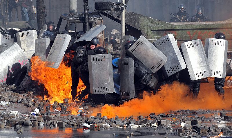 Varios policías rodeados por llamas durante las protestas en la capital de Ucrania