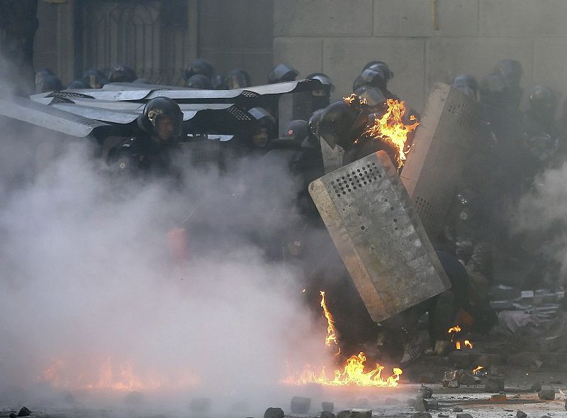 Imagen de un policía antidisturbios envuelto en llamas durante los primeros choques entre opositores y policía después de varias semanas de tregua