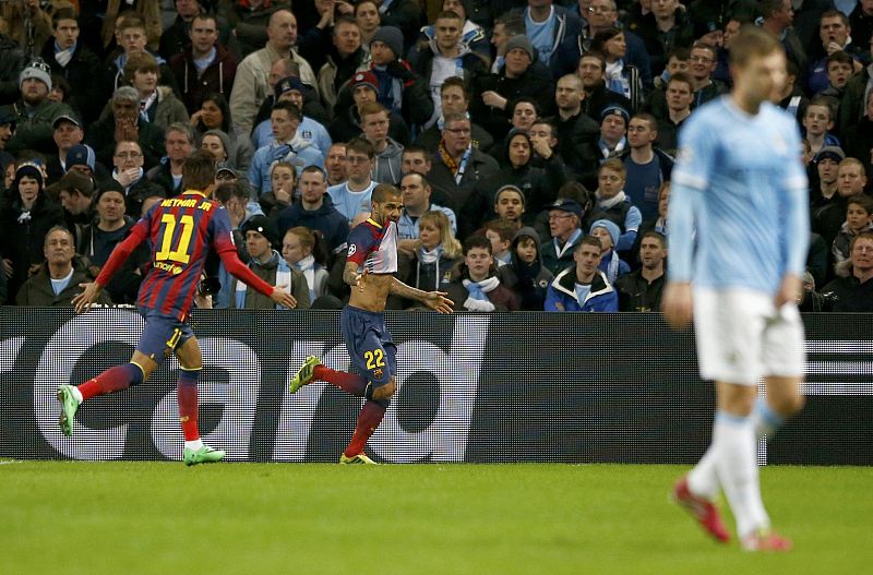 Dani Alves durante su celebración tras marcar el segundo gol del Barcelona frente al Manchester City.