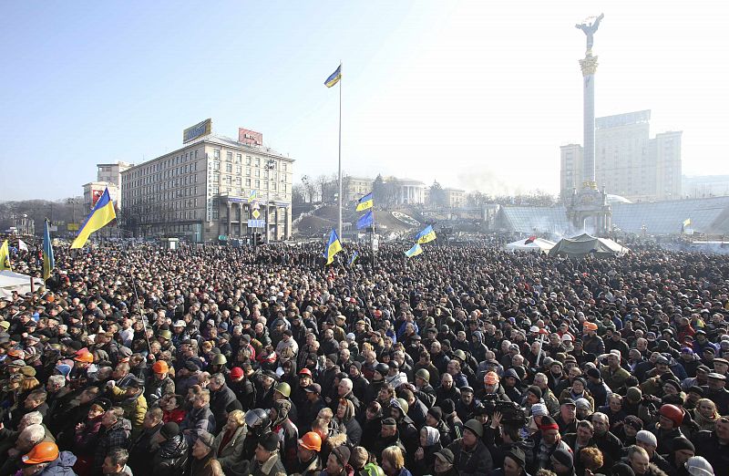 Una masa de personas se ha concentrado en la plaza para escuchar a los policías de Lviv