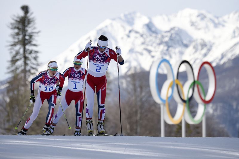 Bjoergen encabeza el trío e noruegas durante la prueba.