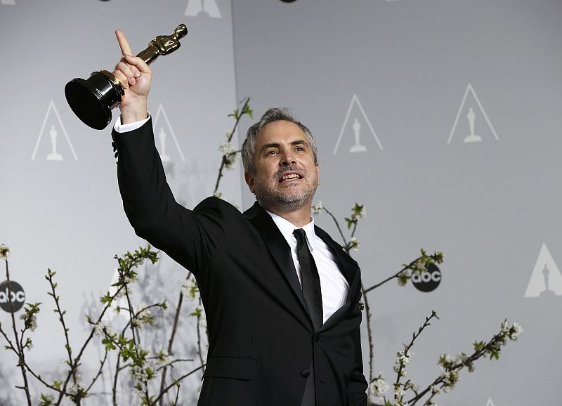 Alfonso Cuaron posa con sus dos Oscar, a mejor director y montaje por la película Grávity, en la 86 edición de los Oscar de Hollywood.