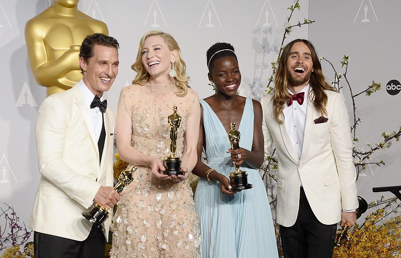 LOS ACTORES GANADORES DEL OSCAR POSAN CON SUS PREMIOS