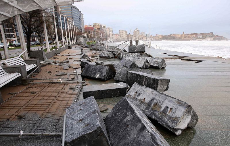 El temporal que azota por segundo día consecutivo la costa asturiana ha provocado daños en el paseo marítimo de Gijón