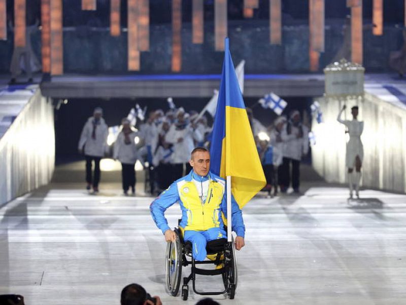 El abanderado ucraniano, el esquiador Mykhaylo Tkachenko, durante la ceremonia de inauguración de los Juegos Paralímpicos.