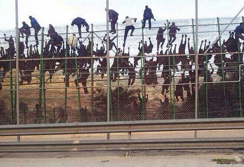Unos 500 inmigrantes logran saltar la valla de Melilla.