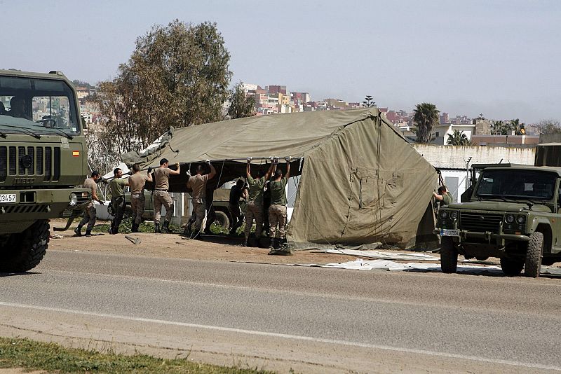 El Ejército ha montado diez tiendas de campaña para albergar al medio millar de inmigrantes en Melilla