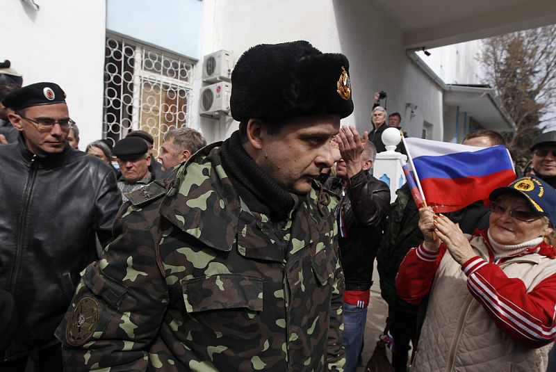 Soldados ucranianos abandonan la base de la Armada en Sebastopol, tomada por manifestantes prorrusos