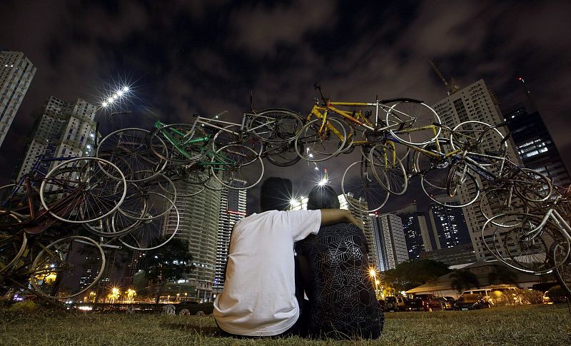 Filipino couple observes Earth Hour