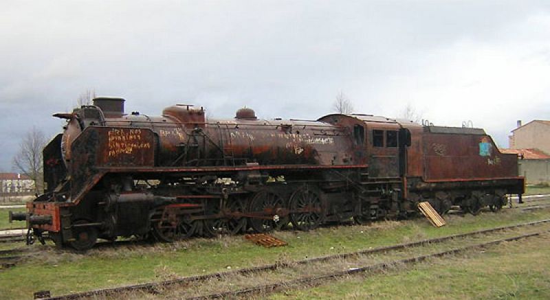 Imagen de una locomotora abandonada del ferrocarril Santander-Mediterráneo