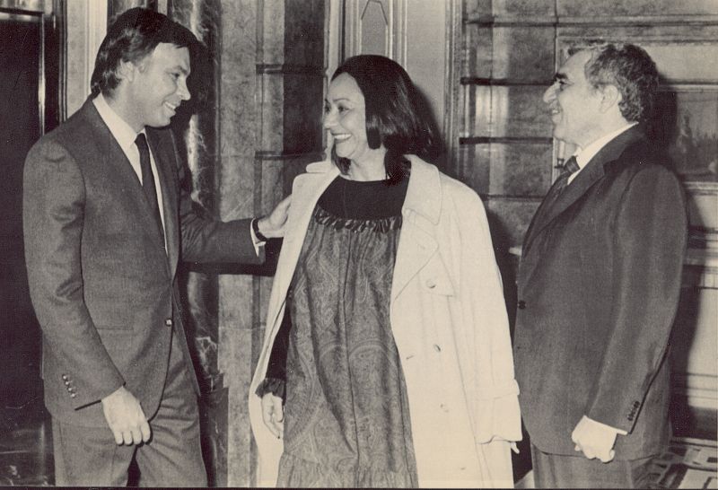 Gabriel García Márquez y su esposa Mercedes Barcha (i) junto al expresidente Felipe González en Madrid en abril de 1983