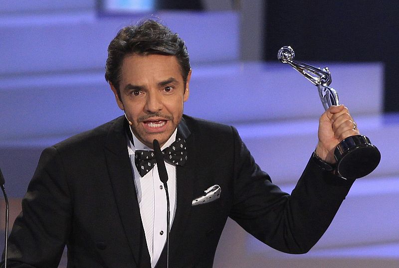 El actor y director mexicano Eugenio Derbez agradece el premio a mejor actor en los Premios Platino del Cine Iberoamericano por la película "No se aceptan devoluciones"