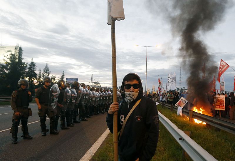 Un manifestante, delante de los agentes de policía desplegados ante el bloqueo de una autopista bonaerense