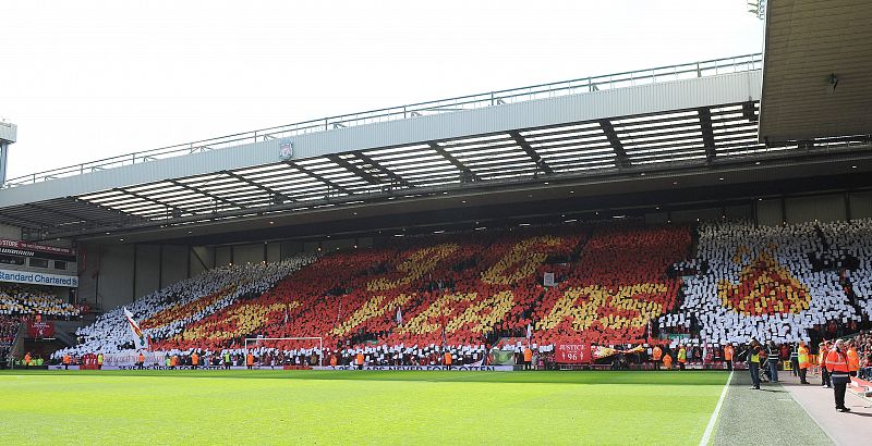 Un mosaico en la grada de Anfield antes del Liverpool-Manchester City recuerda a los 96 muertos en Hillsborough hace 25 años