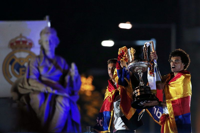 Sergio Ramos y Pepe sujetando la Copa del Rey durante las celebraciones del triunfo del Real Madrid ante el FC Barcelona en las calles de Madrid.
