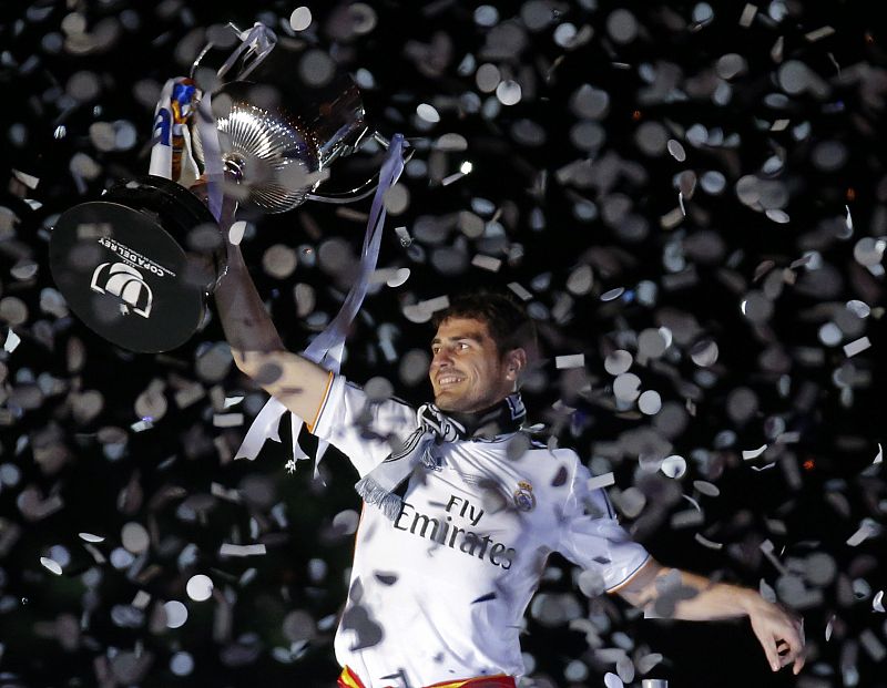 El capitán del Real Madrid, Iker Casillas, levanta la Copa del Rey en la plaza de Cibeles durante la celebración por el triunfo.
