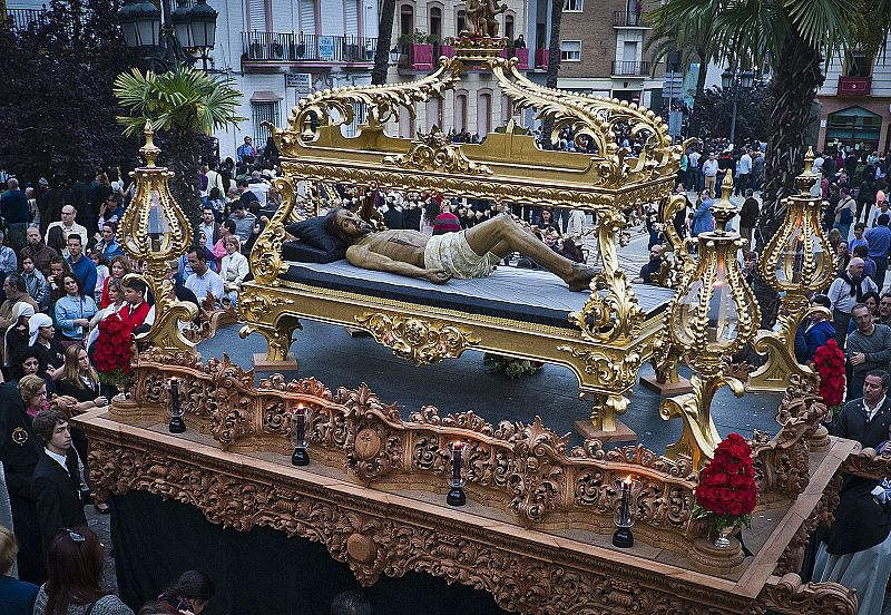 El paso del Santo Entierro durante su recorrido por las calles de Huelva en la noche del Viernes Santo.