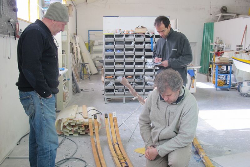 Ramón Larramendi y Juan Manuel Viu en Fun Run Kayak (Aranda de Duero) preparando el trineo para la expedición Circunnavegación Groenlandia 2014.