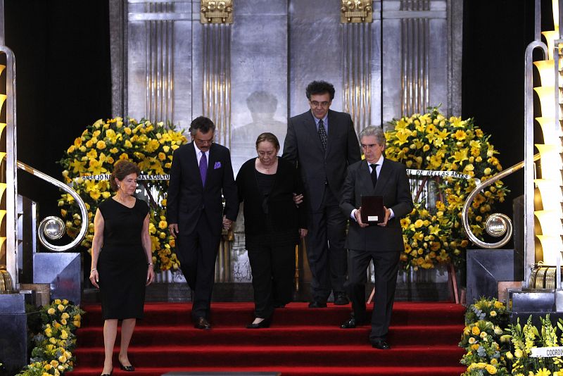 El acto ha estado abierto a todos los admiradores del premio Nobel de Literatura. En la imagen, la viuda del escritor junto a sus hijos, la directora del Instituto Nacional de Bellas Artes, Amaría Cristina García, y el presidente del Consejo Nacional