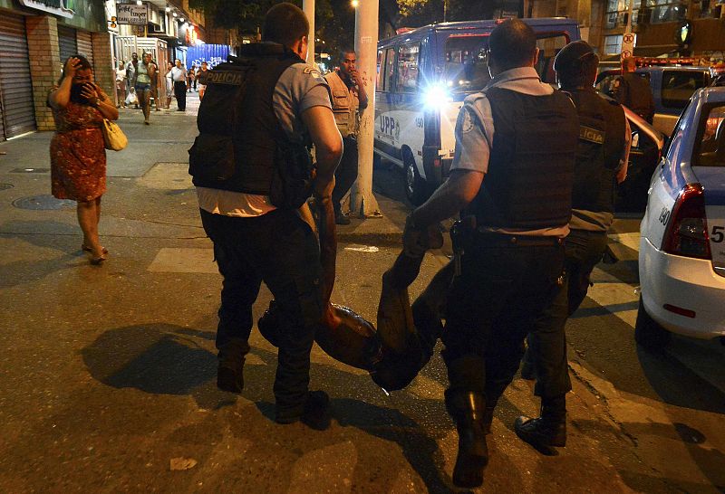 La policía brasileña traslada a uno de los heridos en los disturbios.