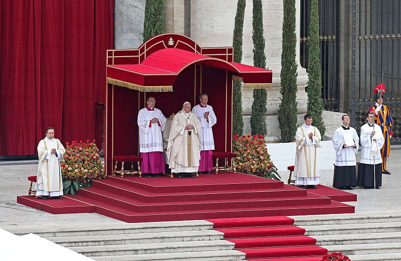 El papa Francisco durante la oración en la ceremonia de canonización de Juan Pablo II y Juan XXIII.