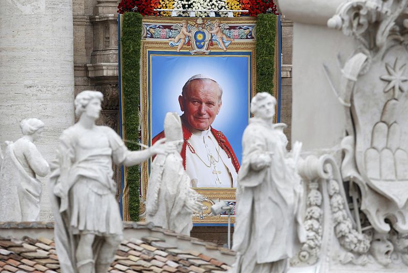 Un retrato del papa Juan Pablo II cuelga de la fachada de la Basílica de San Pedro durante la ceremonia de canonización en el Vaticano.