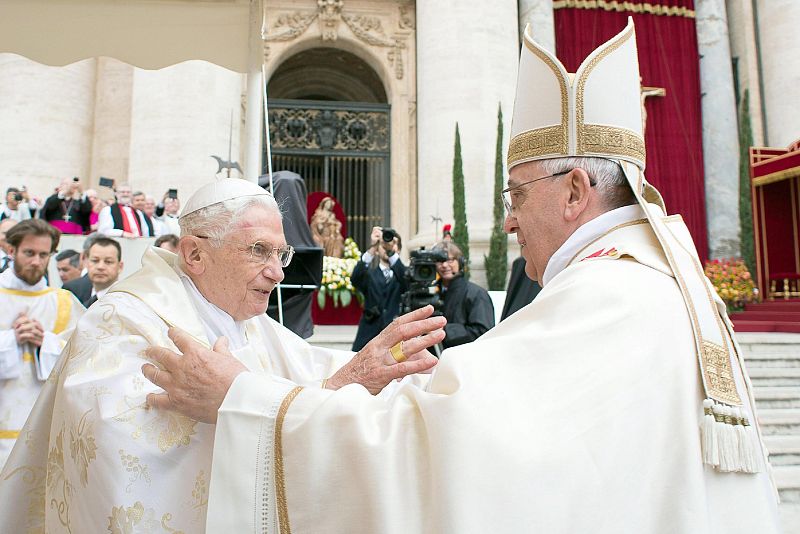 El papa Francisco abrazando al papa emérito Benedicto XVI durante la misa de canonización.