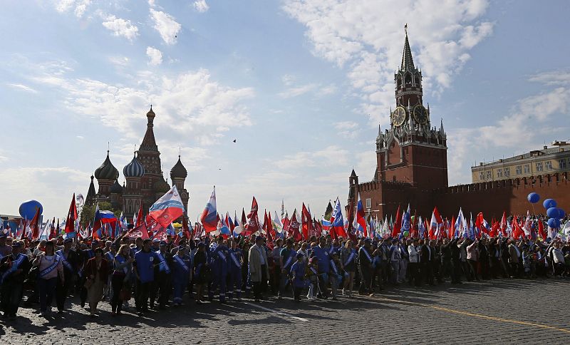 Una multitud celebra el Día Internacional del Trabajo en Moscú (Rusia).
