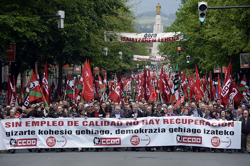 Cabecera de la manifestación convocada por CC.OO. y UGT en Bilbao, con el lema "Sin empleo de calidad no hay recuperación".