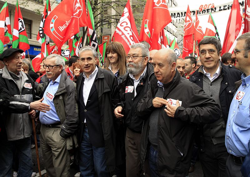 Los líderes socialistas Ramón Jáuregui y Patxi López, entre otros, han acudido también a la manifestación convocada en Bilbao con motivo del Primero de Mayo.
