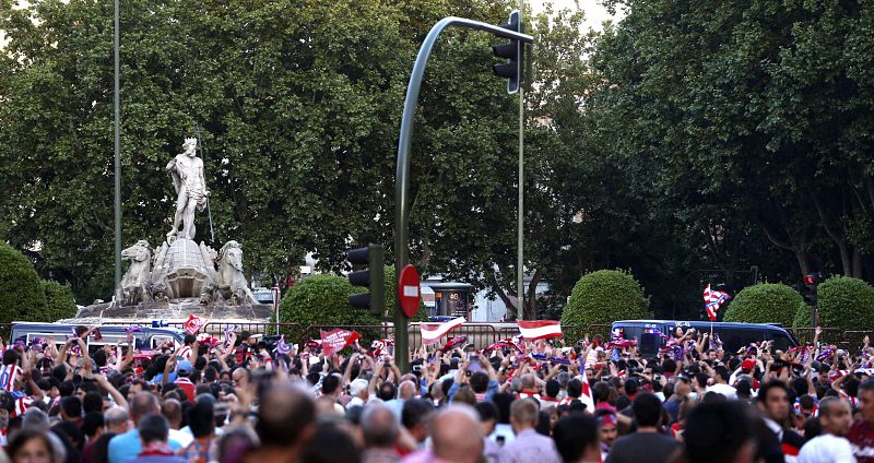 Neptuno preside la celebración de cientos de aficionados del Atlético de Madrid, que ha conseguido el título de La Liga tras empatar 1-1 con el FC Barcelona