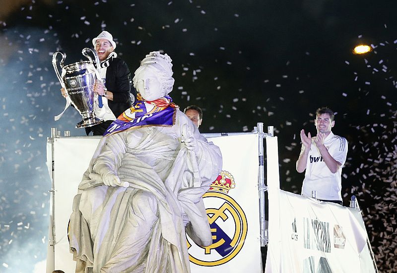 Real Madrid's Casillas and Ramos celebrate winning their Champions League final soccer match against Atletico Madrid in Madrid