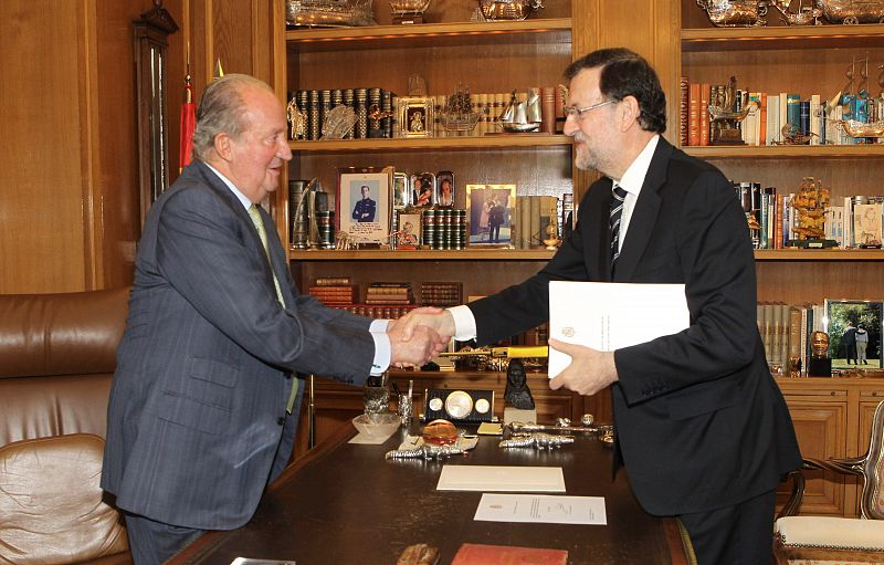 El rey Juan Carlos entrega el documento de su abdicación al presidente del Gobierno