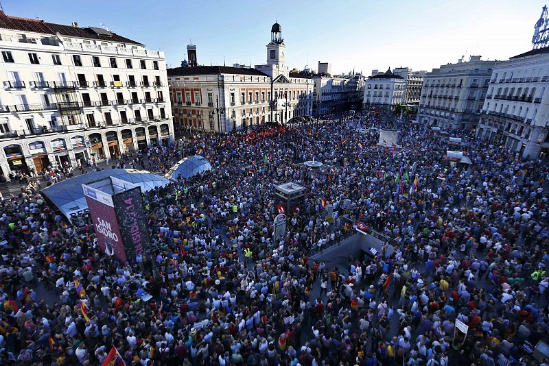 Miles de personas se han concentrado en la Puerta del Sol de Madrid pidiendo un referéndum sobre la sucesión monárquica tras la abdicación de Juan Carlos I