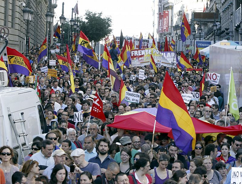La manifestación convocada por la Junta Estatal Republicana (JER) en el centro de Madrid ha exigido un referéndum para que la ciudadanía elija entre monarquía y república tras la abdicación del Rey