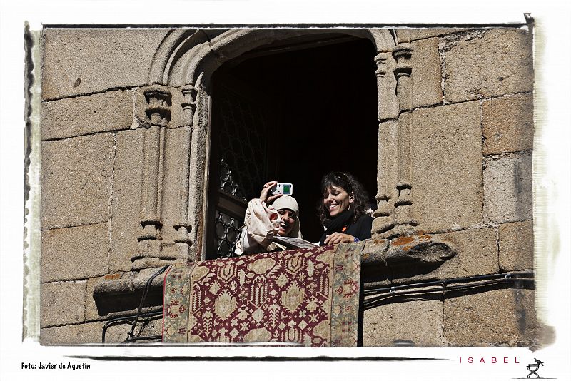 Cuando la cámara descansa nos podemos encontrar imágenes tan divertidas como esta de Michelle Jenner. La reina Isabel con un smartphone en la mano