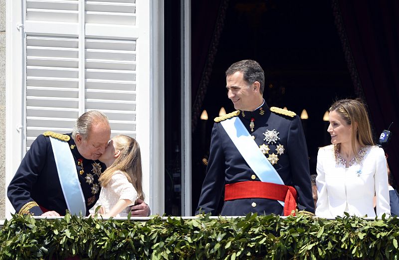 La princesa de Asturias, doña Leonor, besa a su abuelo, el rey Juan Carlos I