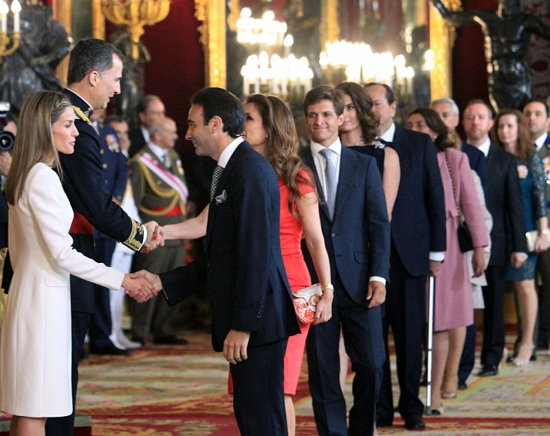 El torero Enrique Ponce y su mujer, Paloma Cuevas, en la recepción de los nuevos reyes de España.