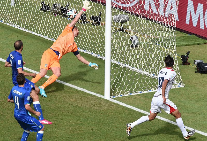 Momento en que el testarazo de Bryan Ruiz traspasa la línea de gol