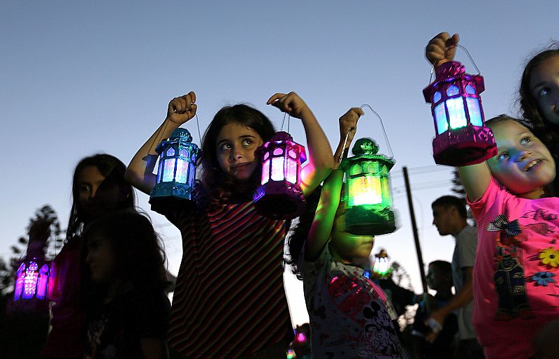 Niños de Gaza sujetan linternas de ramadán durante una noche de vigilia.