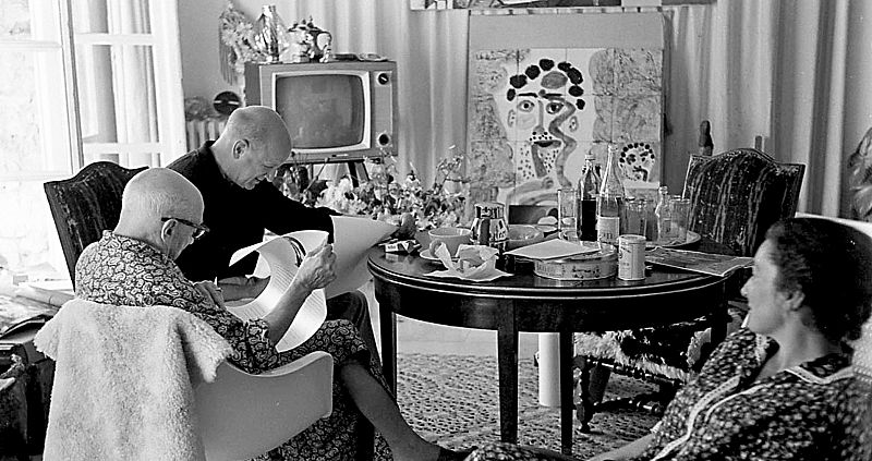 Pablo Picasso y William Hartmann, observados por Jacqueline, 1966