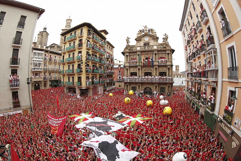 El chupinazo que ha lanzado el presidente de la Cruz Roja en Pamplona, Mikel Martínez, ha abierto a las doce del mediodía las fiestas de San Fermín.